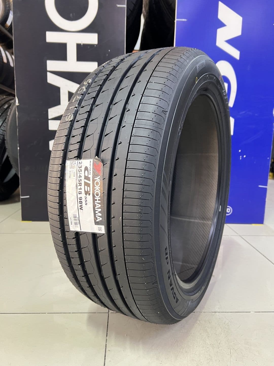 Yokohama 235/45R18 V555